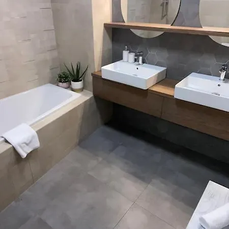 Urban 2 Bedroom דירה
